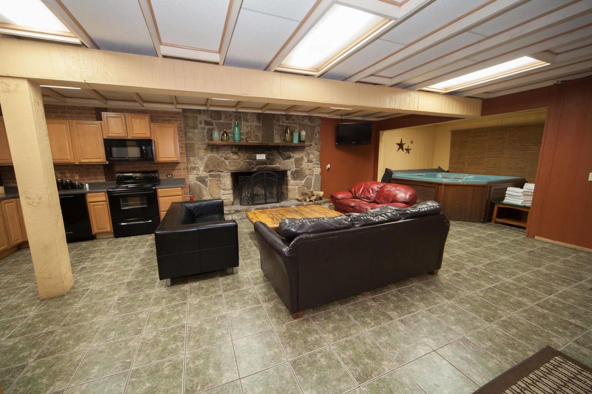 Log Cabin Lodge & Suites Jones Mills Екстер'єр фото