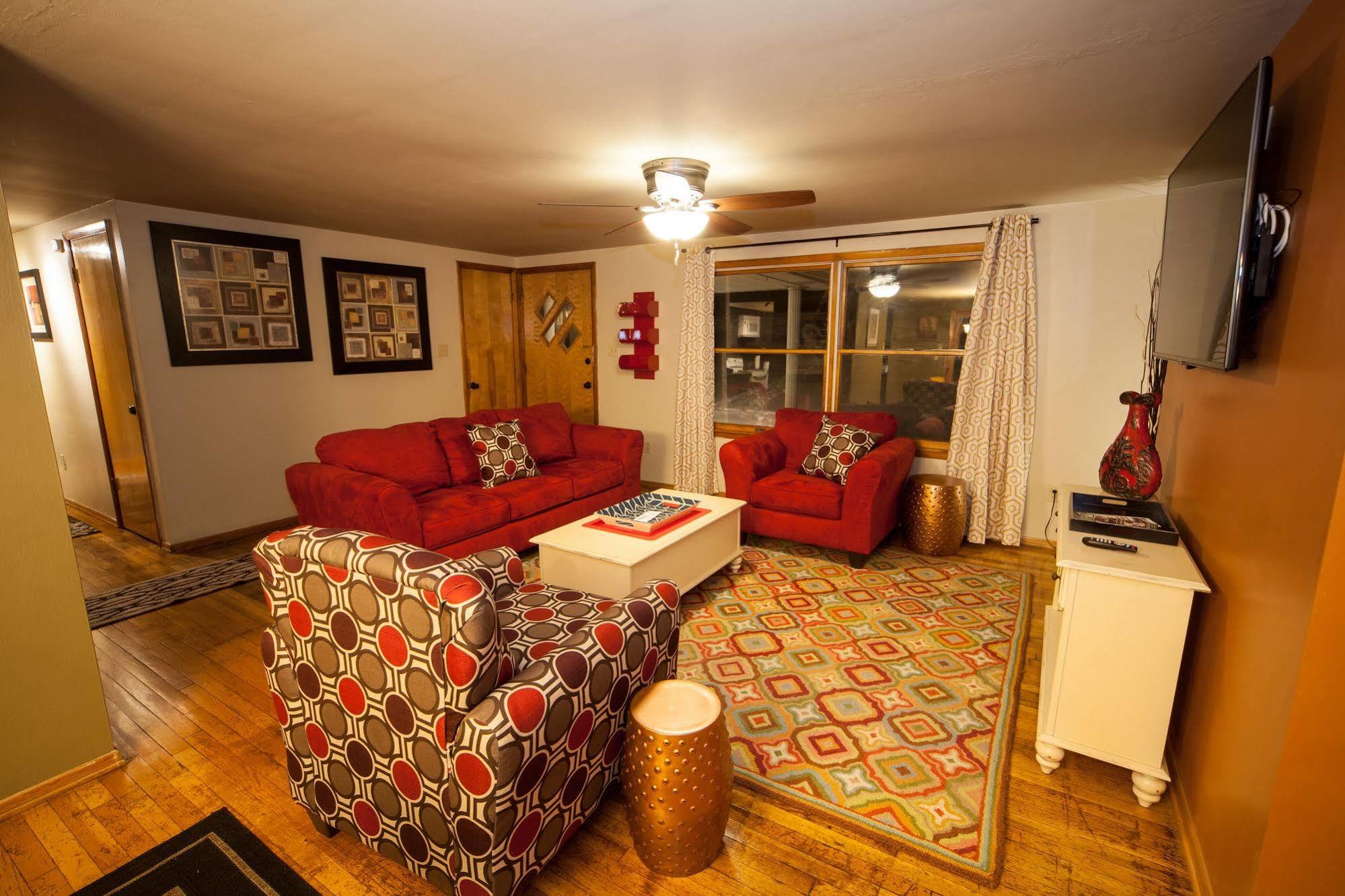 Log Cabin Lodge & Suites Jones Mills Екстер'єр фото