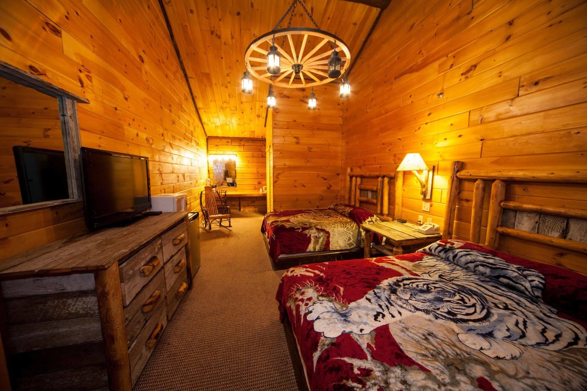 Log Cabin Lodge & Suites Jones Mills Екстер'єр фото