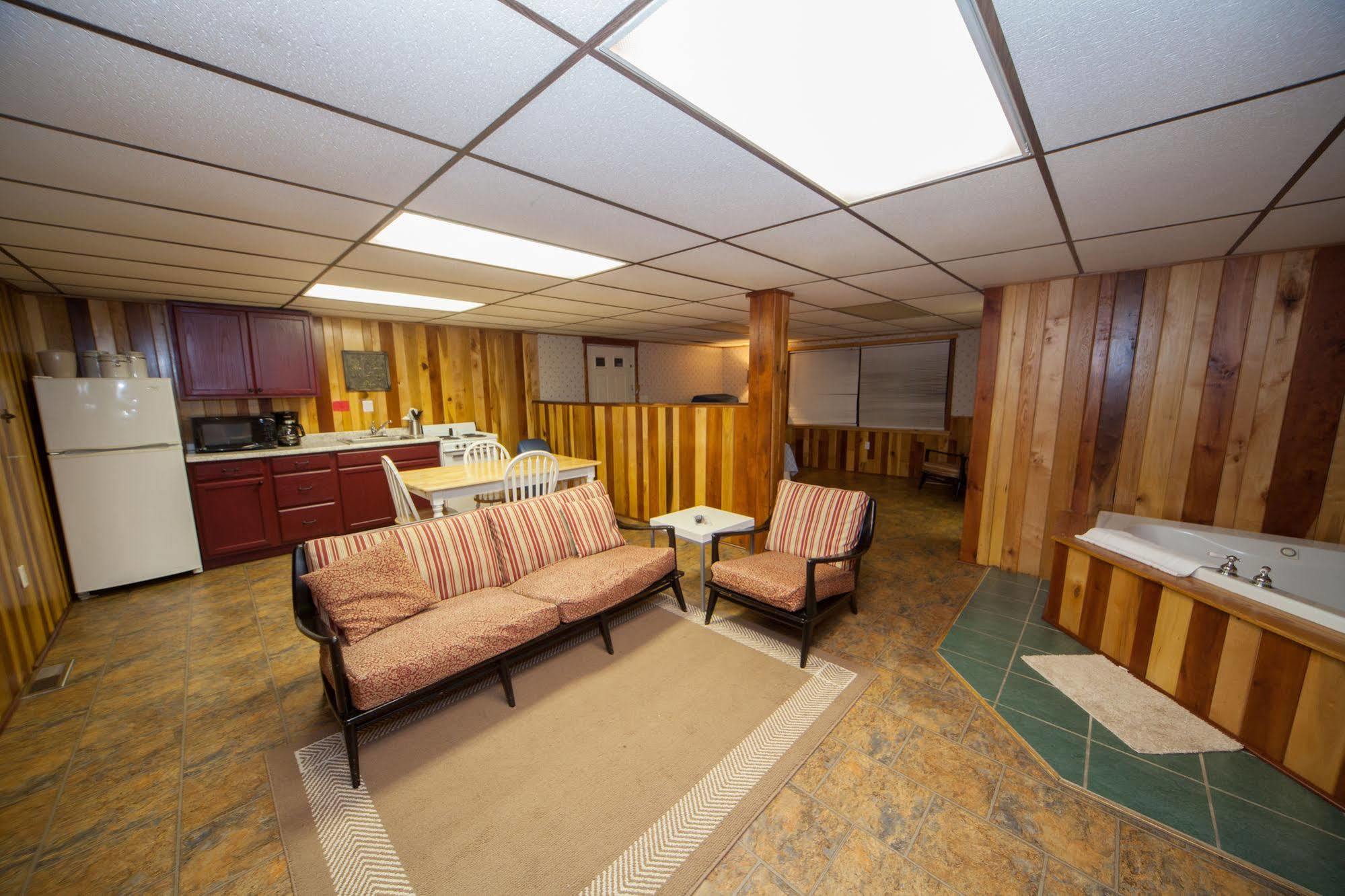 Log Cabin Lodge & Suites Jones Mills Екстер'єр фото