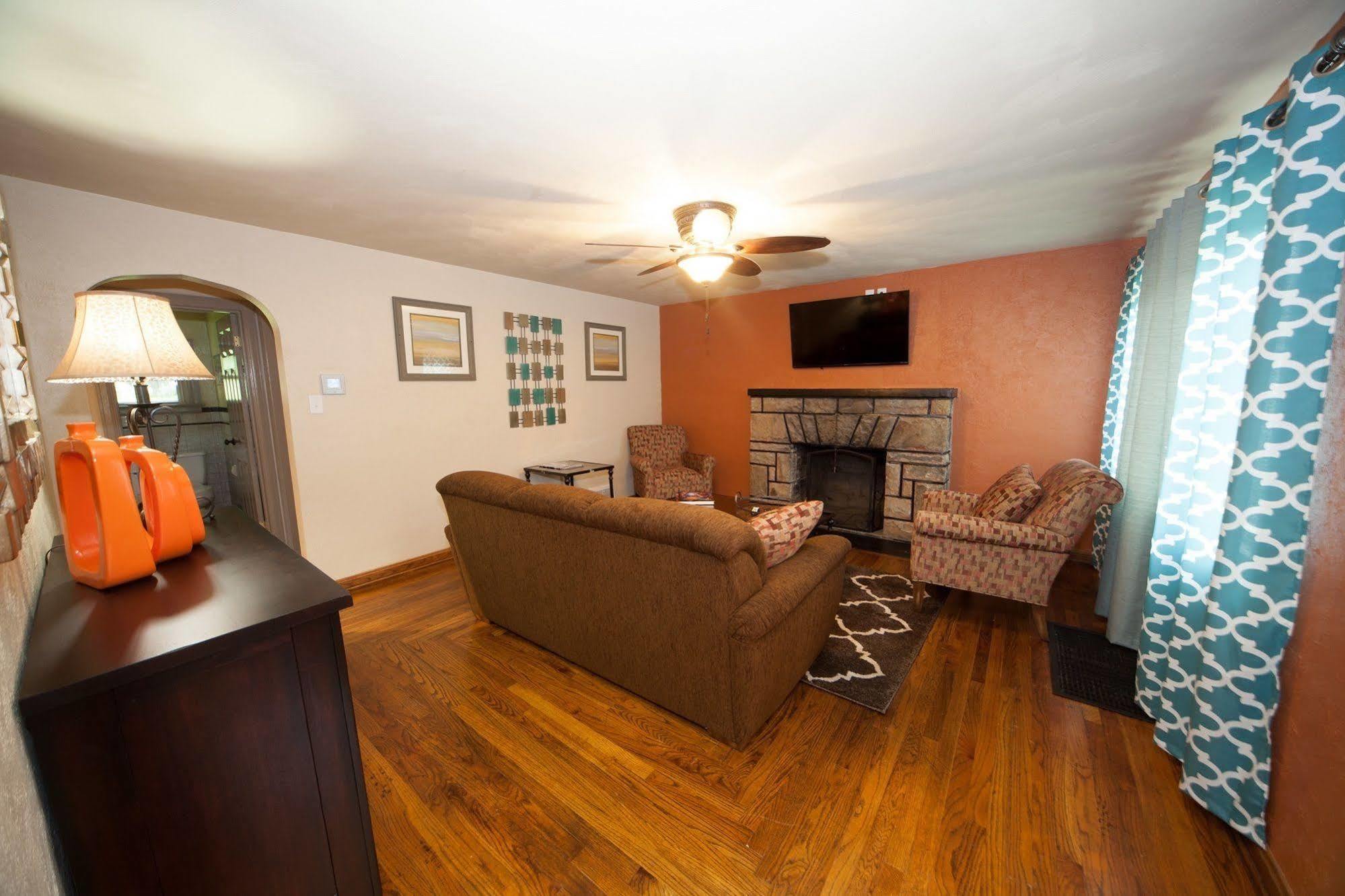 Log Cabin Lodge & Suites Jones Mills Екстер'єр фото