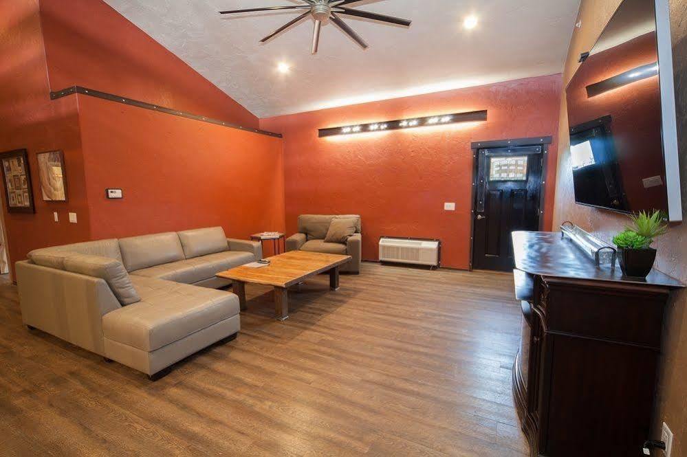Log Cabin Lodge & Suites Jones Mills Екстер'єр фото