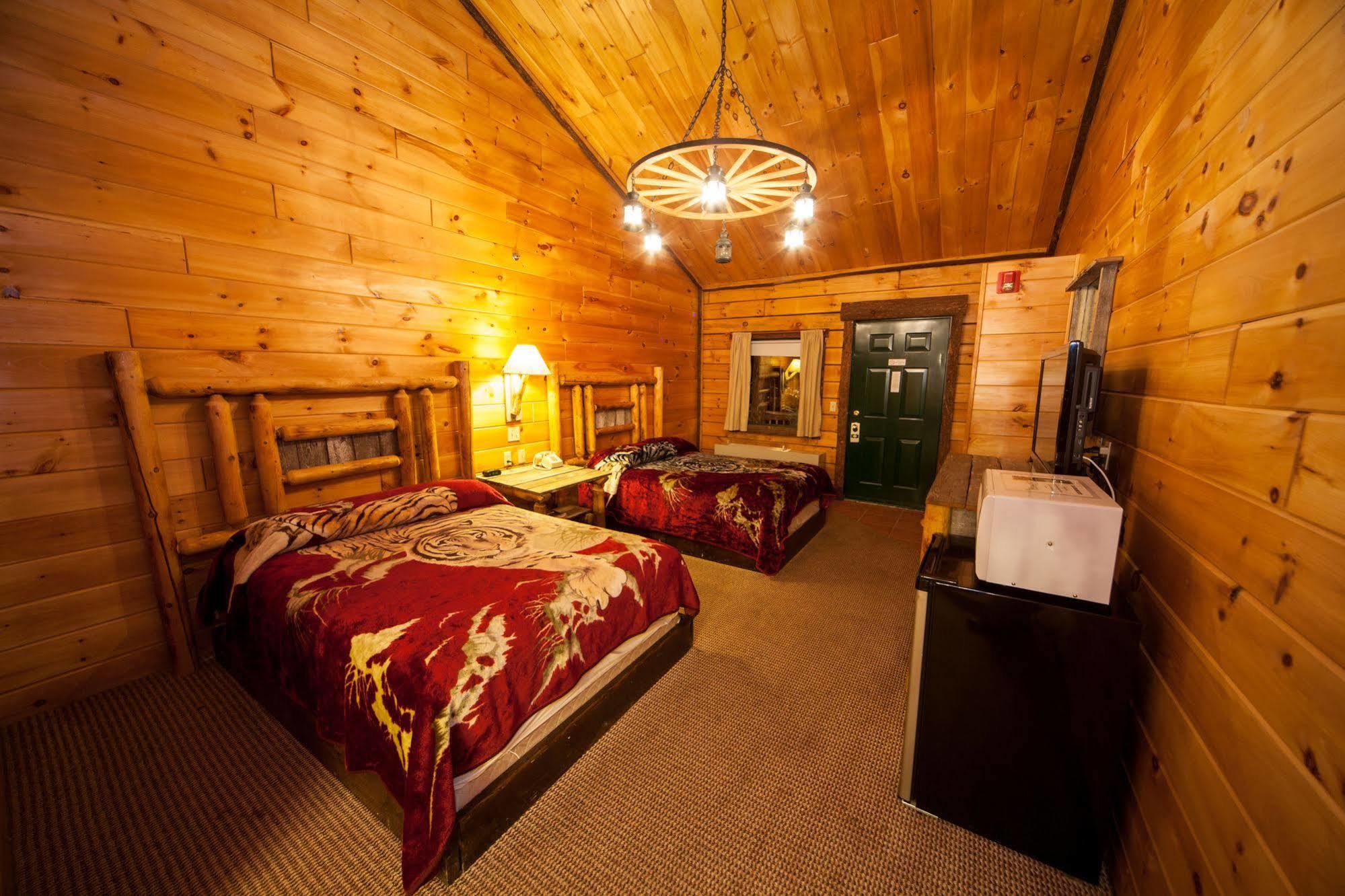 Log Cabin Lodge & Suites Jones Mills Екстер'єр фото