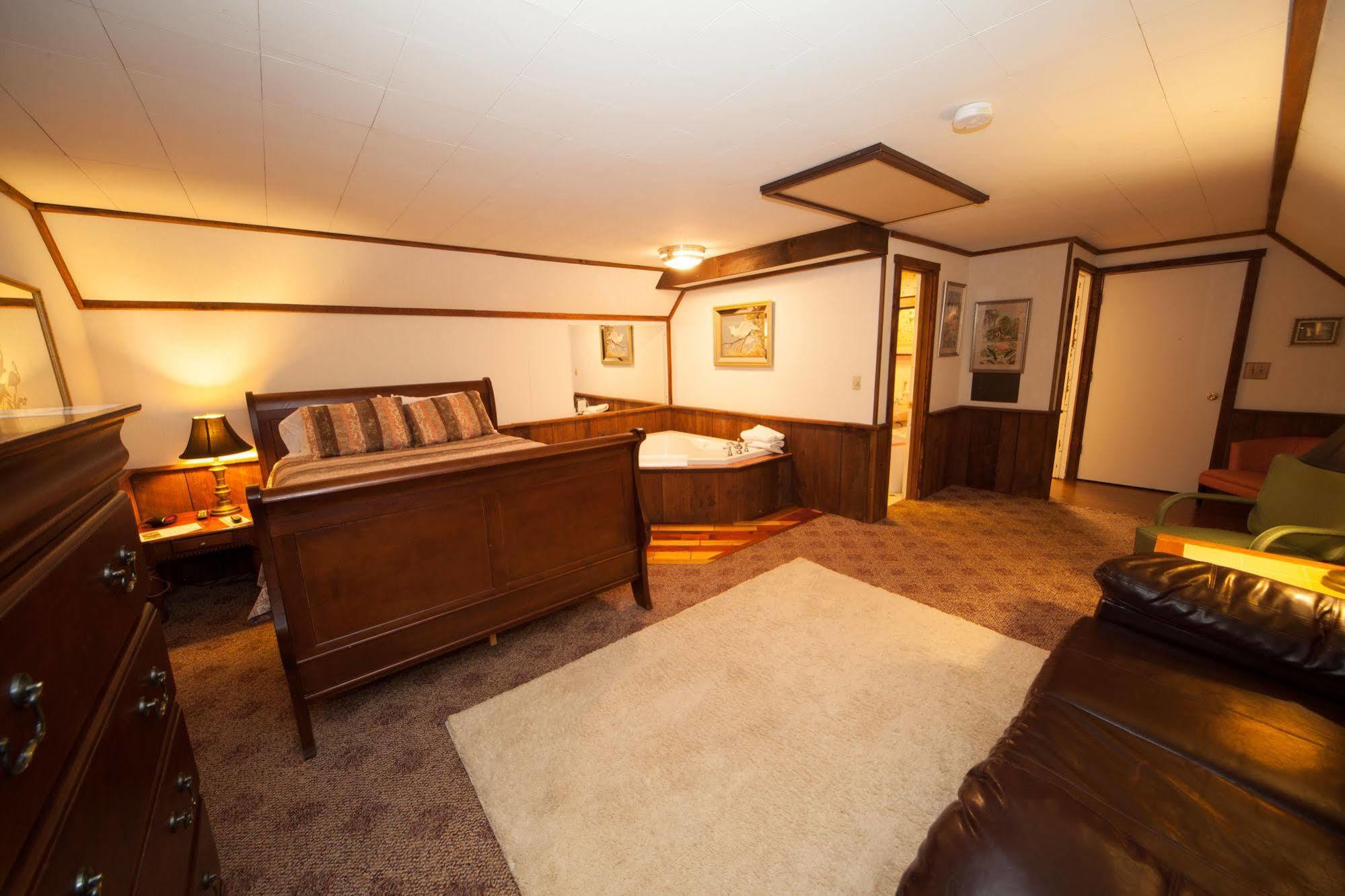 Log Cabin Lodge & Suites Jones Mills Екстер'єр фото